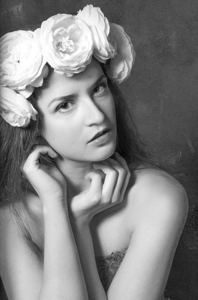 portrait de femme en noir et blanc en studio