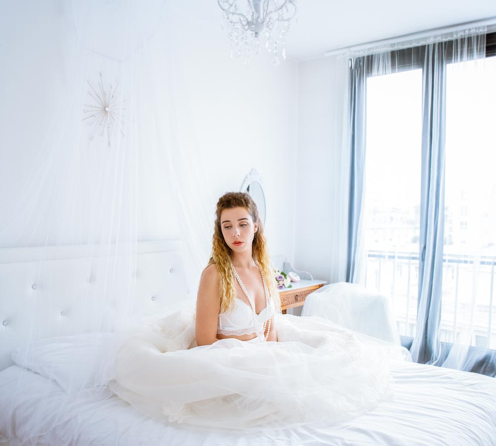photo boudoir femme dans un lit boudoir mariee